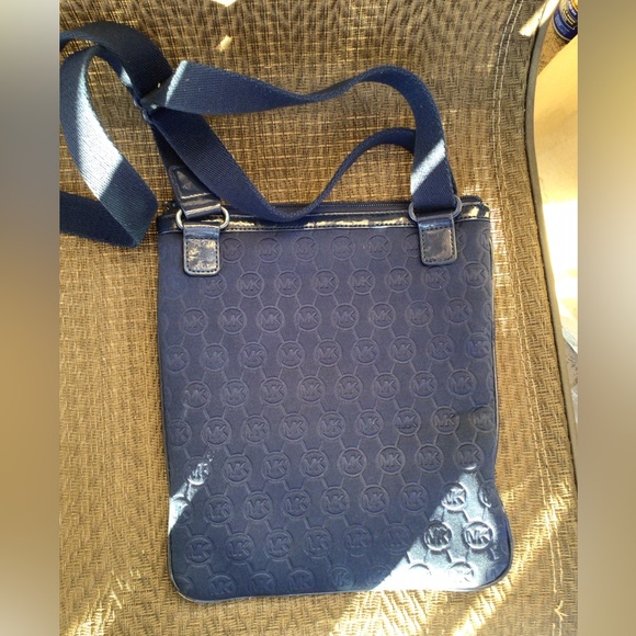 ❌️SOLD❌️ Michael Kors Neon Blue Neoprene Messenger Crossbody Bag - Picture 4 of 12